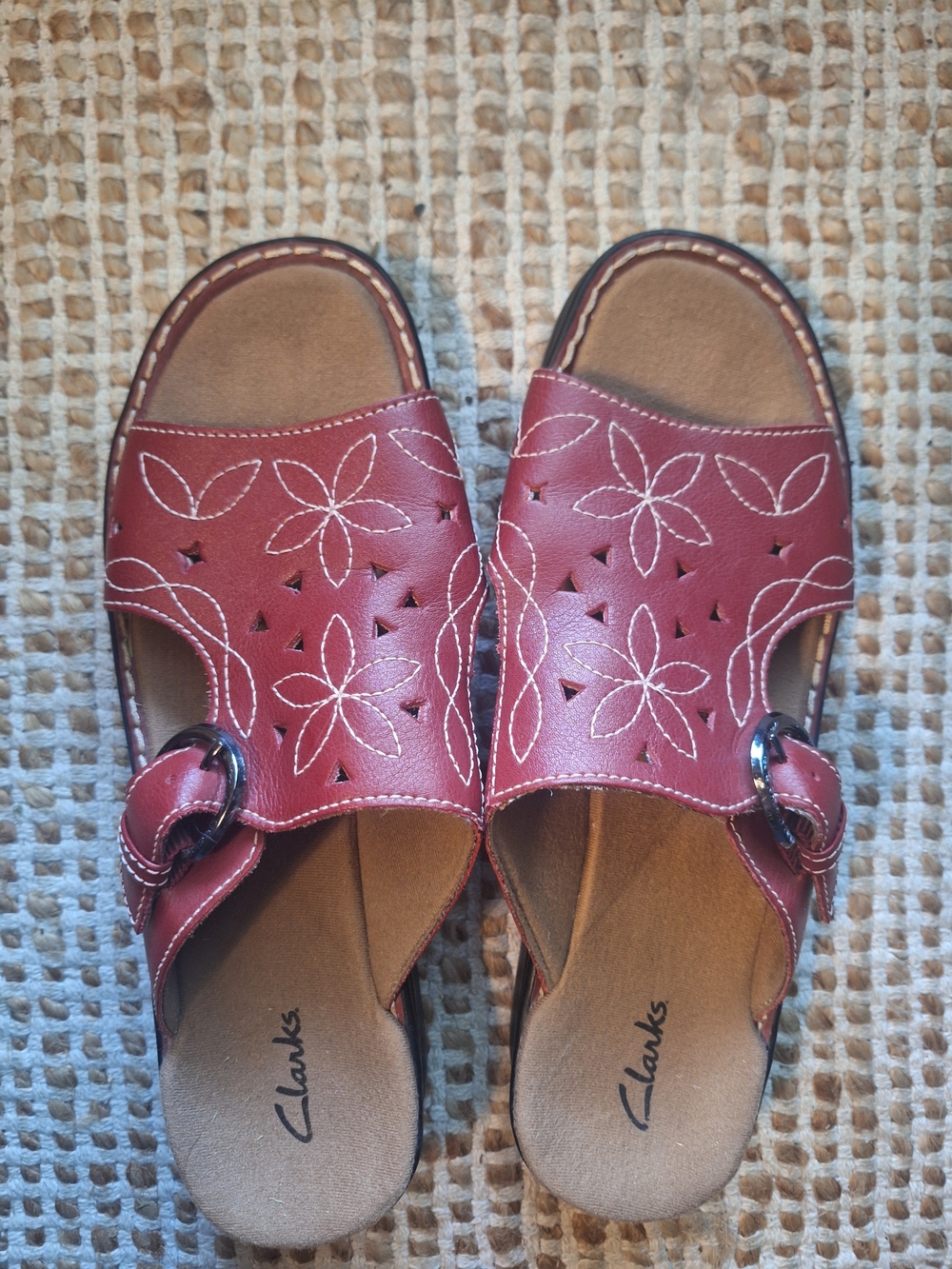 Clarks Bendables 81719 Red Leather Floral Slide Sandals Mules NWOB Sz Like New